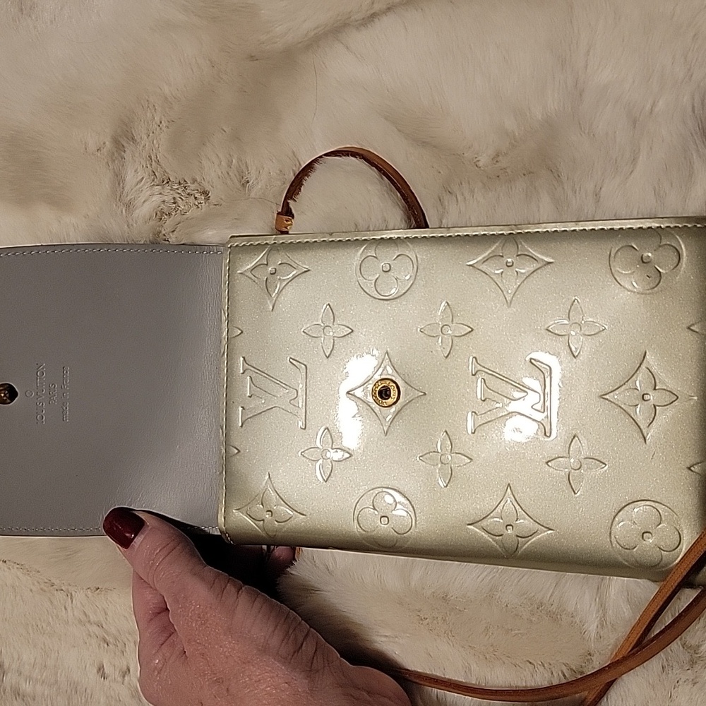 Louis Vuitton Seafoam Green Trifold  Vernis Walker Crossbody - Picture 4 of 13